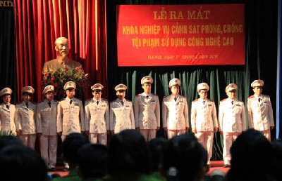 Cán bộ của Khoa nghiệp vụ cảnh sát phòng chống tội phạm sử dụng công nghệ cao trong buổi ra mắt